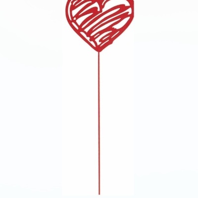 Objeto decorativo vermelho em forma de coração com suporte longo.