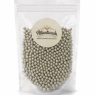Bolas prateadas dentro de saco plástico transparente com etiqueta ATLANTICASH