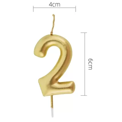 Vela dourada em forma de número 2 com suporte branco