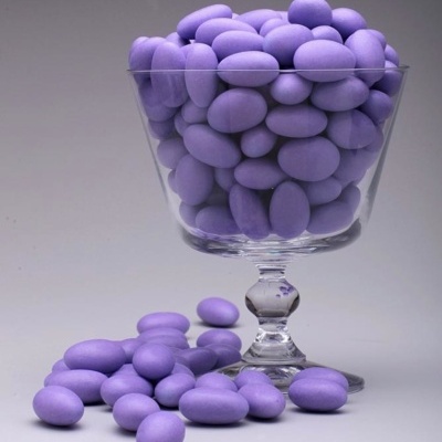 Taça com amêndoas lilás cobertas com açúcar