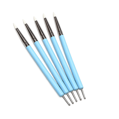 Conjunto de cinco ferramentas de manicure com cabo azul e pontas metálicas