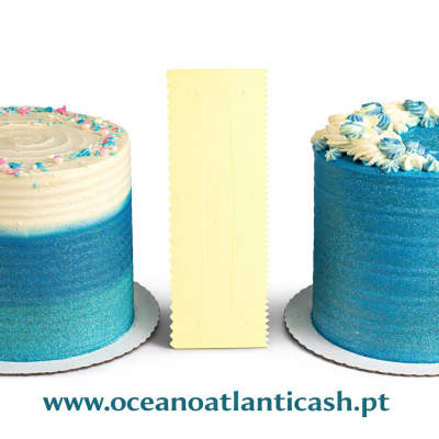 Dois bolos com decoração azul e branca e raspador amarelo entre eles