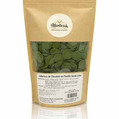 Pacote de pastilhas verdes de chocolate com embalagem kraft e etiqueta branca