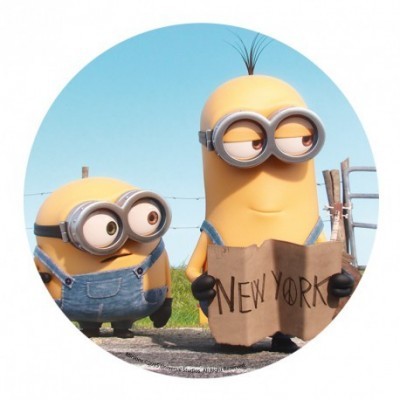 Dois Minions, um segurando um papel com 'NEW YORK', cenário de céu azul e cerca.