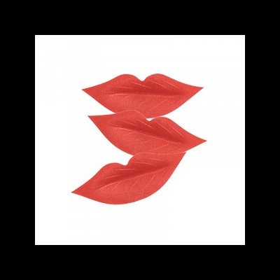 almofadas vermelhas em forma de lábios sobre fundo branco