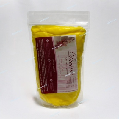 Saco plástico transparente contendo produto amarelo com etiqueta 'Divina' em destaque