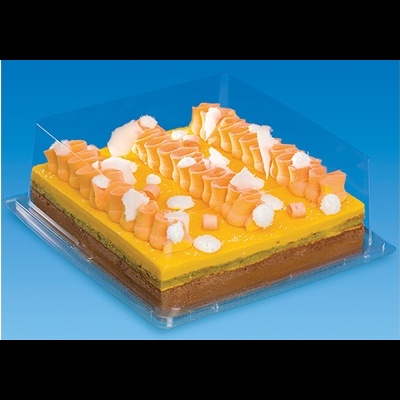 Bolo quadrado com creme amarelo e decoração alaranjada