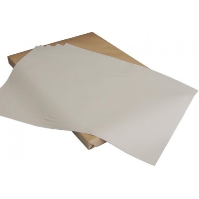 Folhas de papel branco sobre caixa castanha