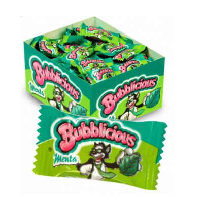 Pacote de gomas de mascar Bubblicious sabor menta com embalagem verde e caixa aberta cheia de gomas.
