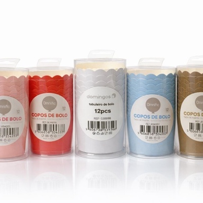 Cinco embalagens de copos de bolo de papel coloridos em cores rosa, vermelho, branco, azul e castanho