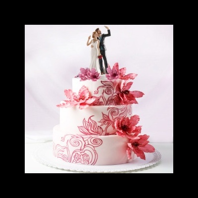 Bolo de casamento branco com flores cor-de-rosa e topo de noivos