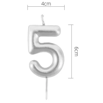 Vela prateada em forma do número 5 com medidas visíveis
