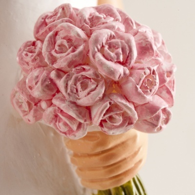 Escultura de cone de gelado com cobertura de rosas cor-de-rosa
