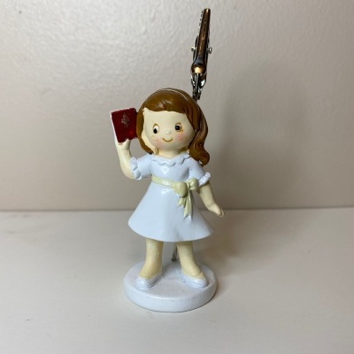 Miniatura decorativa de menina com vestido branco e livro encarnado