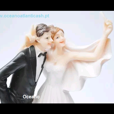 Estatueta casal noivos selfie com fato preto e vestido branco