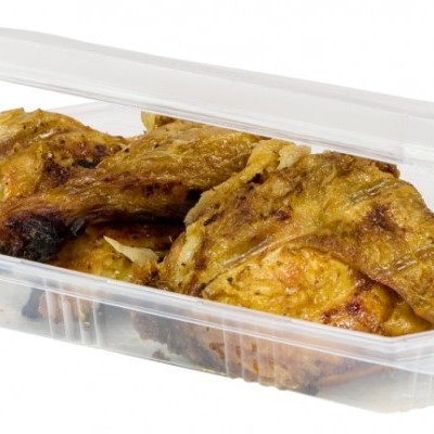 Embalagem plástica transparente com asas de frango assado dourado