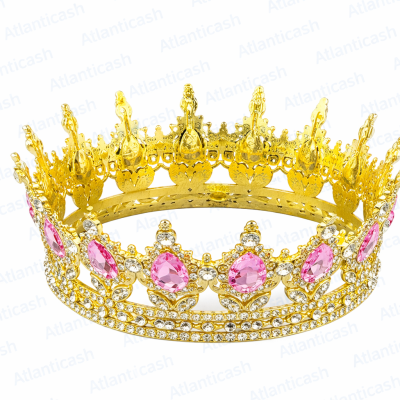 Coroa dourada com pedras rosas e diamantes falsos