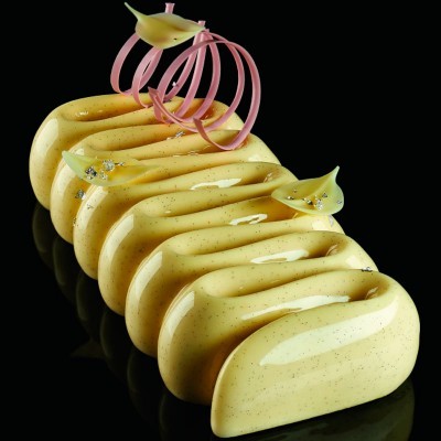 Doce amarelo espiral com decoração prateada e laço cor-de-rosa