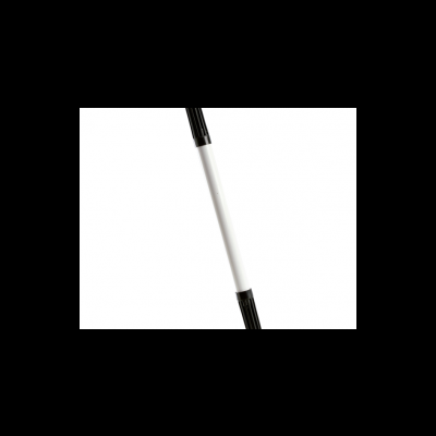 Cabo branco com extremidades pretas sobre fundo branco