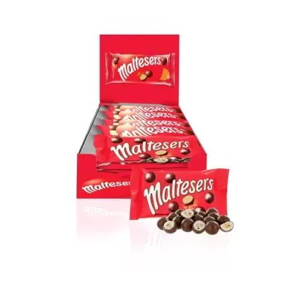 Embalagens vermelhas de chocolate Maltesers com bolas de chocolate expostas