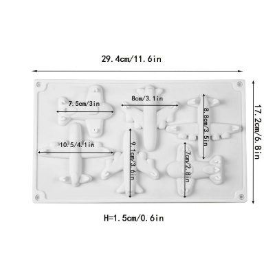 Molde de silicone branco com formas de aviões e medidas impressas.