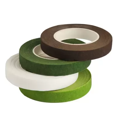 Rolos de fita floral em tecido castanho, verde escuro, branco e verde claro