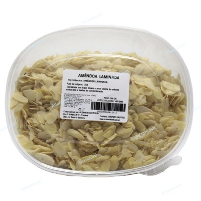Embalagem transparente com amêndoa laminada e rótulo em português.