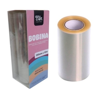 Bobina de PVC transparente ao lado da caixa rosa com texto e faixas coloridas