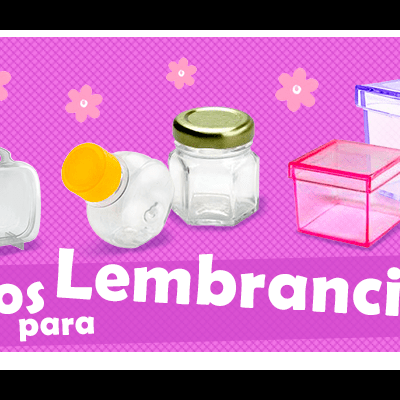 Artigos para lembrancinhas em vidro e plástico sobre fundo rosa