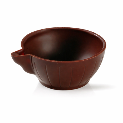 Taça pequena em chocolate castanho com bico para verter