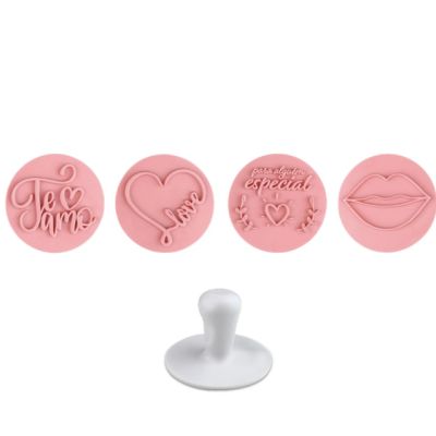 Conjunto de carimbos rosa e suporte branco sobre fundo branco