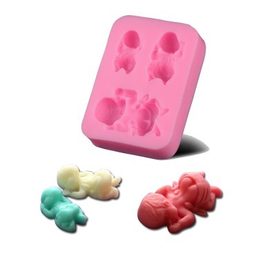 Forma de silicone rosa com três figuras de bebés a dormir e três brinquedos coloridos