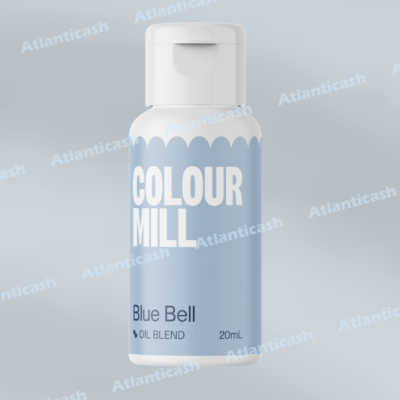 Frasco de plástico com rótulo azul claro e texto branco e azul, fundo cinza