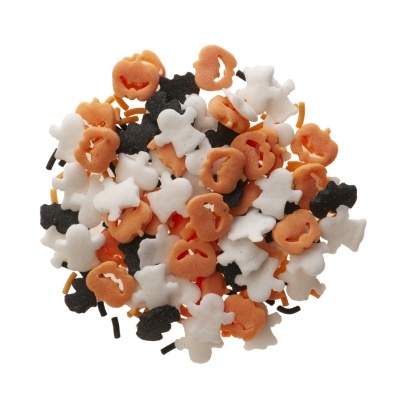 Confetes de Halloween em formas de morcegos, abóboras e fantasmas em fundo branco