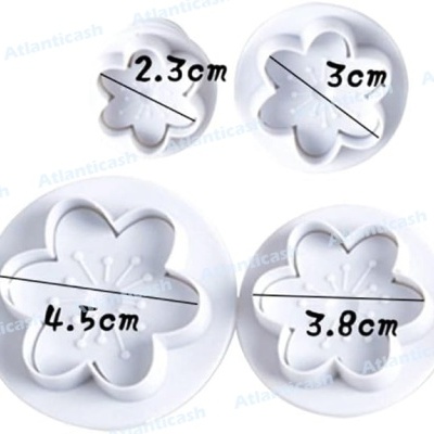 Conjunto de quatro cortadores de massa florais brancos com tamanhos visíveis em centímetros