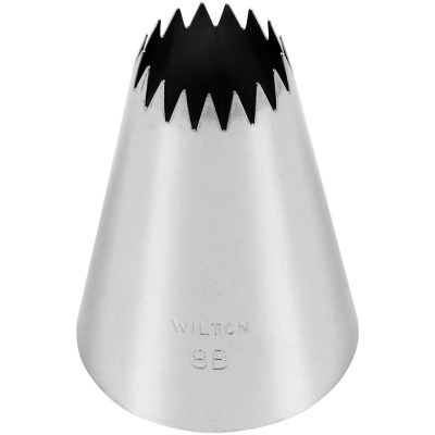Bico de confeitar metálico prateado com dentes serrilhados e inscrição WILTON 9B
