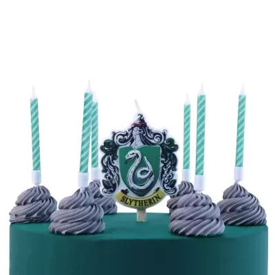 Bolo verde com velas e emblema Slytherin