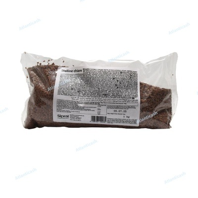 Embalagem plástica transparente contendo produto alimentar granuloso castanho com rótulo branco cheio de texto.