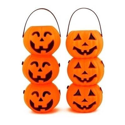 Três baldes de plástico laranja com carinhas de abóbora, empilhados verticalmente em duas colunas, com alças pretas.