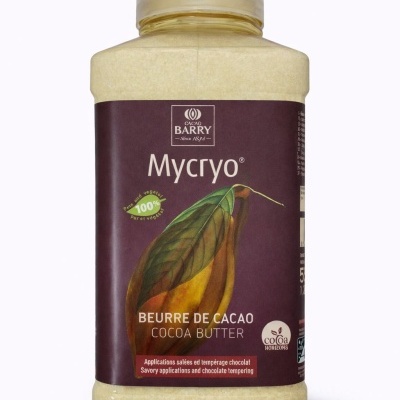 Frasco de manteiga de cacau Mycryo com etiqueta roxa e folha de cacau