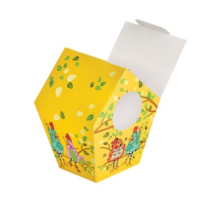 Caixa hexagonal amarela com ilustrações de galinhas e folhas
