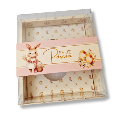 caixa de embalagem transparente com etiqueta rosa e texto FELIZ Páscoa