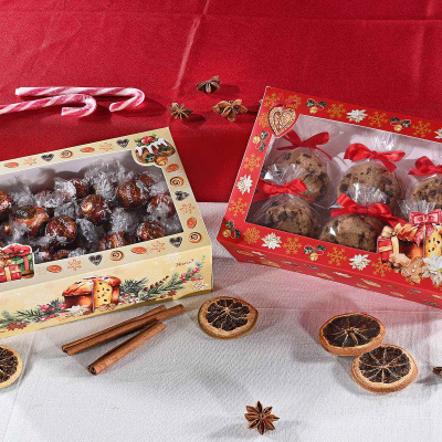 Caixas de chocolates e bolachas embaladas com decoração natalícia
