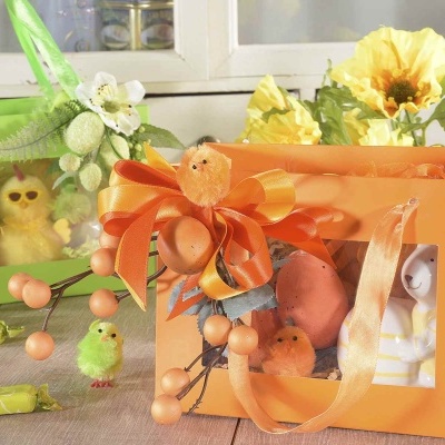 Saco de presente laranja com decoração de páscoa