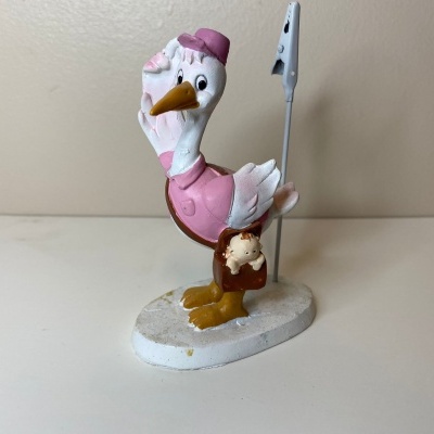 Estátua decorativa de ganso branco com roupa rosa e base branca