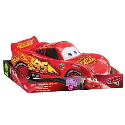 Figura do carro McQueen vermelho com número 95 em embalagem aberta.