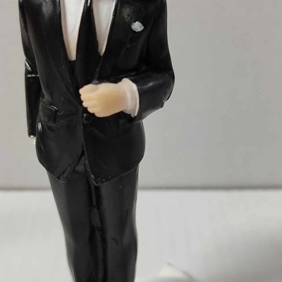 Figura decorativa masculina de fato preto em base branca