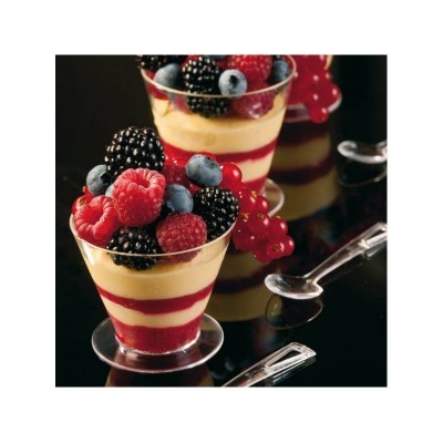 Dois copos de sobremesa com camadas amarelas e vermelhas e frutos vermelhos frescos por cima
