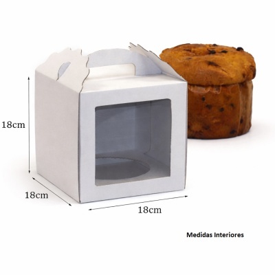 Caixa de papelão branca com janela transparente e panetone ao fundo