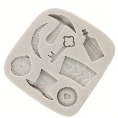 Forma de silicone cinzenta com vários símbolos relacionados a jogo e mistério